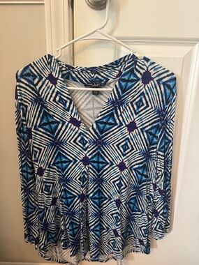 Cable & Gauge Blue, Navy & White Geometric V-Neck Blouse